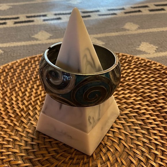 🐝 2 for $10🐝 Hinged Metal Bracelet - Picture 2 of 4